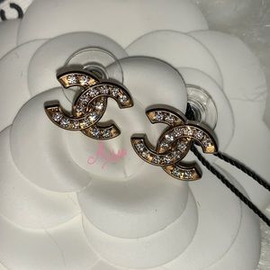 ❌❌SOLD❌Chanel 21C CC stud earrings gold w/crystals